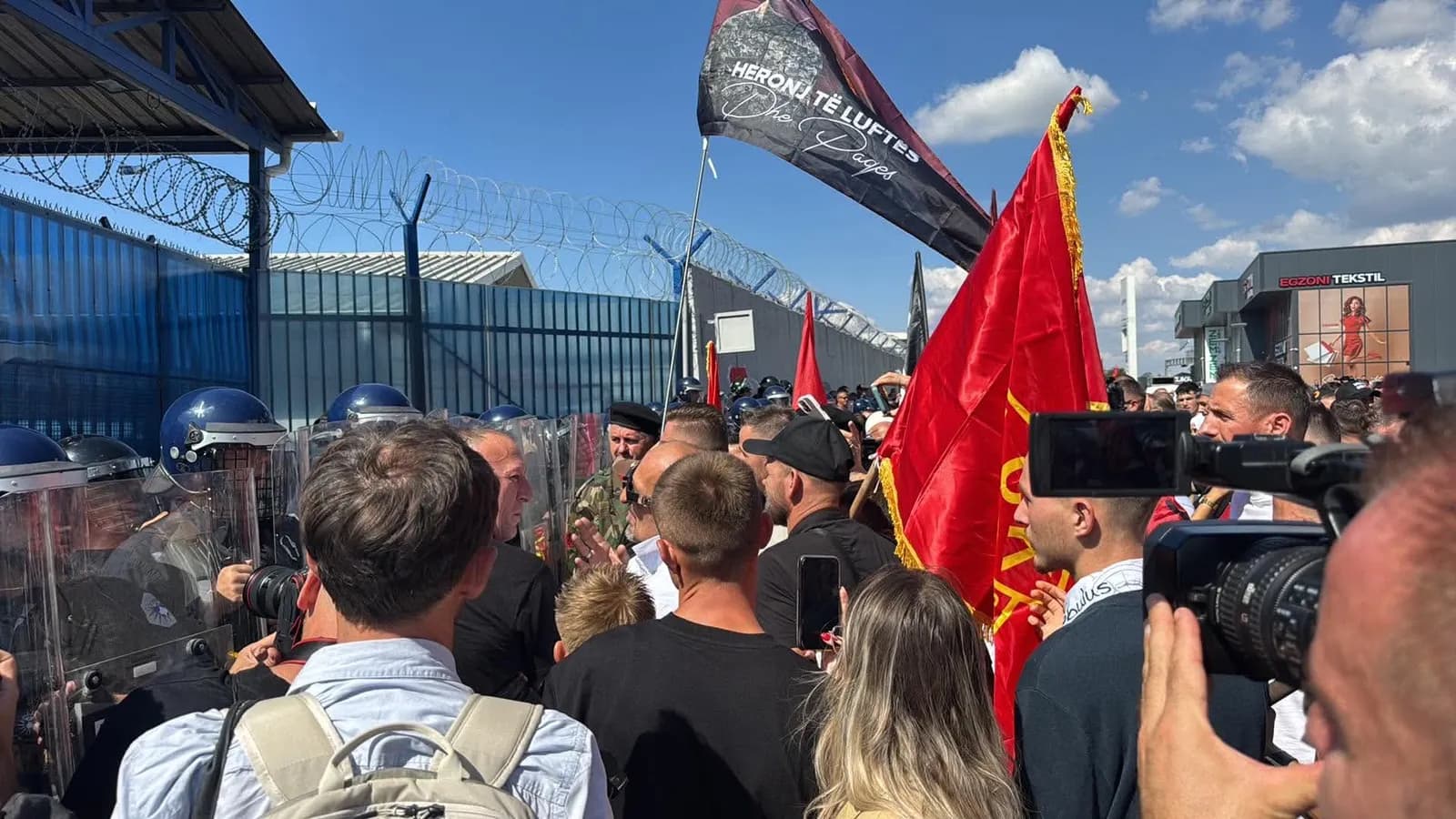 Reuters raporton për protestën te EULEX-i pas vendimit të Hagës