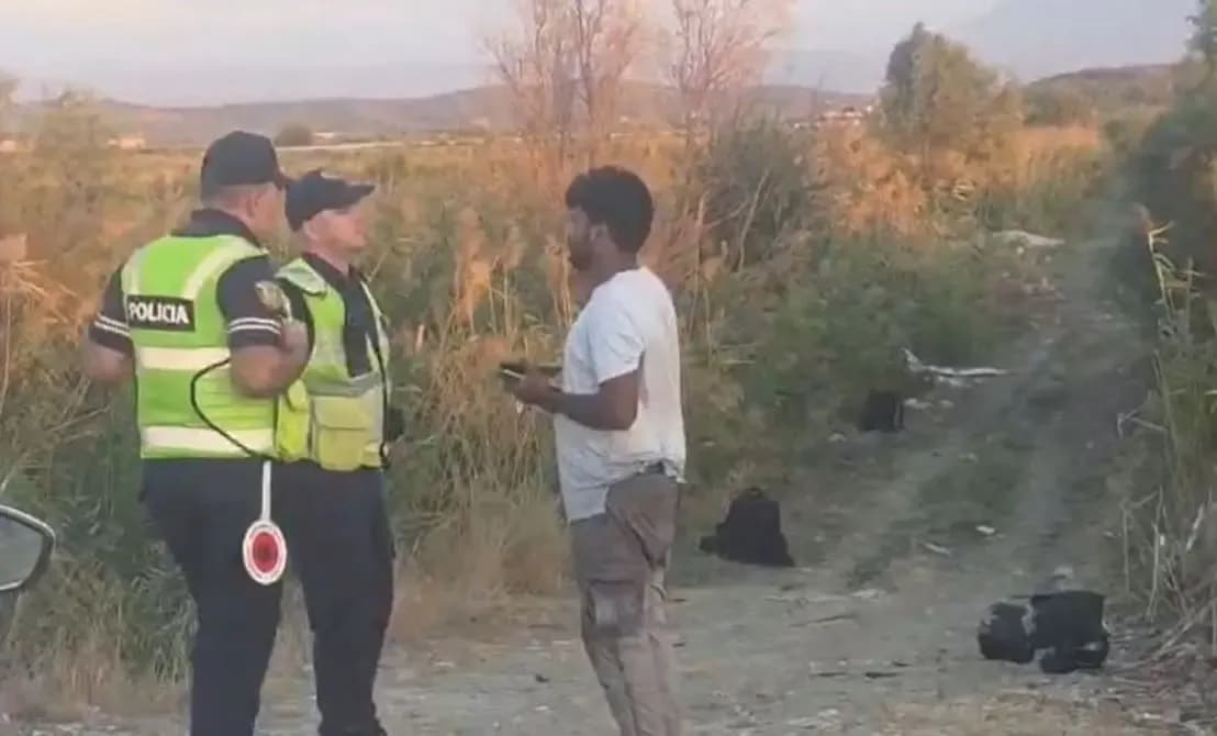 Aksident në rrugën Lushnje-Berat, motori me 2 shtetas nga Bangladeshi përfundon në kanal