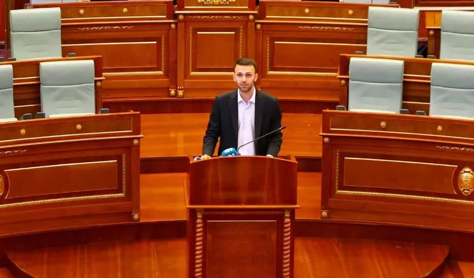 Postimi për vendimin e Hagës/ Krasniqi i bën thirrje ambasadorit britanik: Verifikoni faktet!