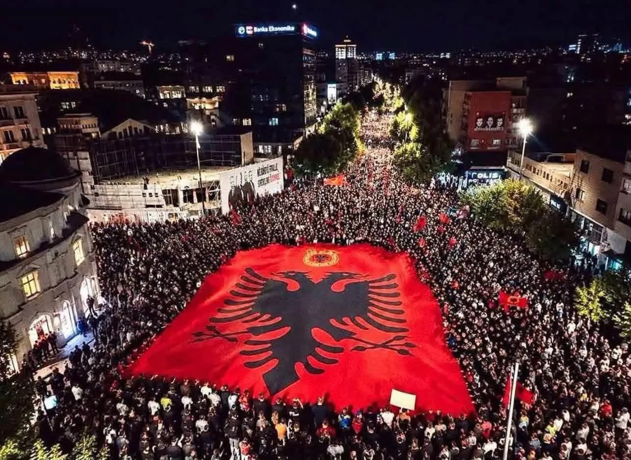Çlirim Haziri fton qytetarët në ditën e shtatë të protestës: Një javë në shesh, nuk ndalemi deri në plotësimin e kërkesave