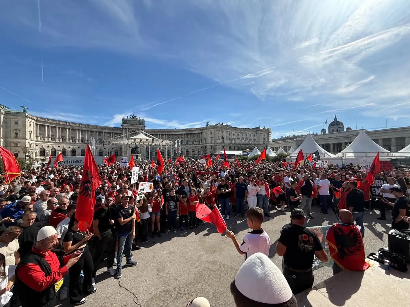 Vëllai i Hashim Thaçit, Idriz Thaçi, pjesë e protestës në Vjenë në mbështetje të ish-krerëve të UÇK-së