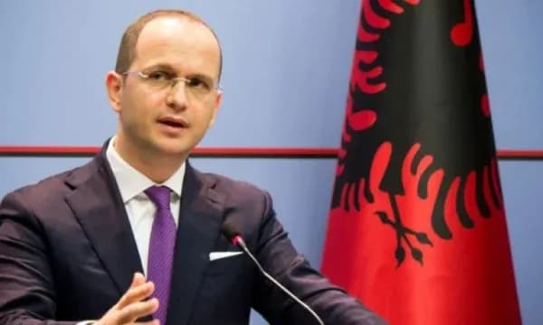 Varrosja e kriminelit Mlladiq me ceremoni shteti, Bushati: Serbia refuzon përballjen me pasojat e politikës së viteve 90-ta