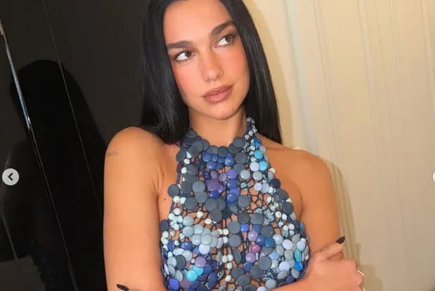 Të gjithë sytë te Dua Lipa, këngëtarja mahnit me paraqitjen e fundit