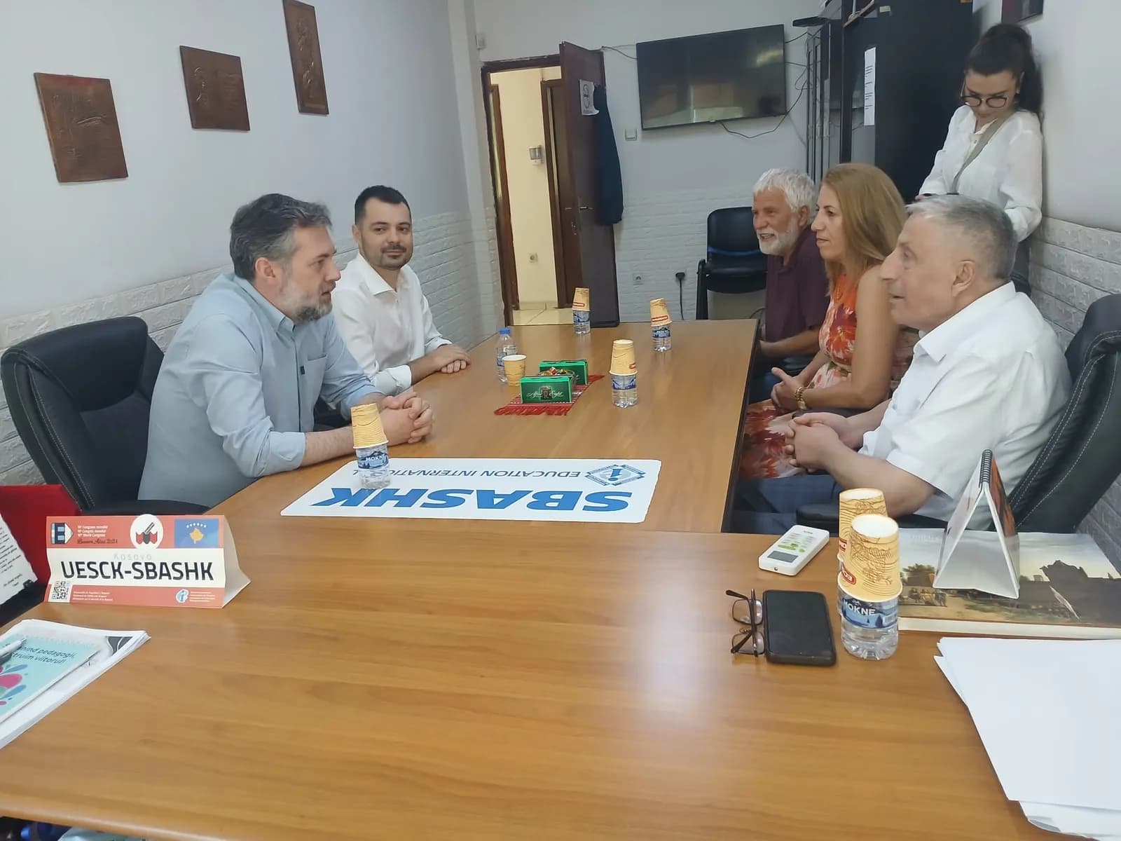 Çeku viziton SBASHK-un: Kemi ende ankesa nga prindërit për paratë e librave, sistemi ka pasur probleme