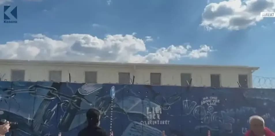 'Punëtorët e EULEX-it janë udhëzuar të punojnë nga shtëpia', protestuesit prej orësh para objektit