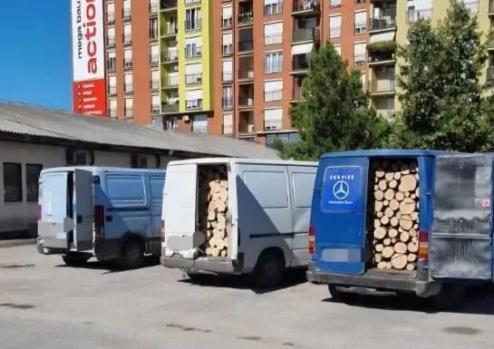 Policia në Ferizaj konfiskon pesë furgona dhe një kamion dru
