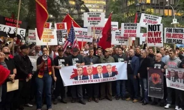 “Drejtësi, jo politikë” – shqiptarët protestuan para OKB-së kundër dënimit të ish-krerëve të UÇK-së