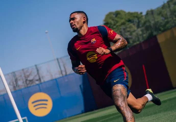 Gabriel Jesus mban stërvitjen e parë me Barcelonën