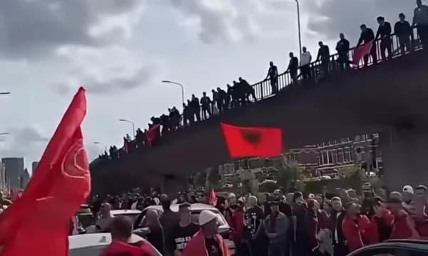 Pamje të regjistruara sot në Hagë, qindra shqiptarë me flamuj para Speciales, disa orë para verdiktit