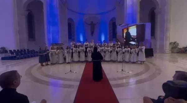Me koncert solemn në Prishtinë, shënohet dhjetëvjetori i shenjtërimit të Nënës Terezë