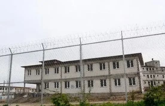 I burgosuri sulmon dy zyrtarë korrektues në Burgun e Sigurisë së Lartë, i hedhin sprej për ta futur në kontroll