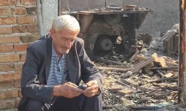 “Ku të shkoj unë?” – I moshuari në Fier qëndron pranë banesës së shkrumbuar