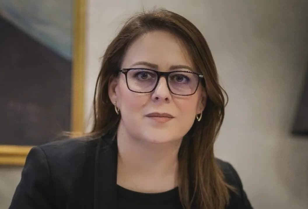 Hykmete Bajrami i reagon ashpër Lumir Abdixhikut: Humbës i trefishtë, je i fundit që mund të flas për shtet e pushtet