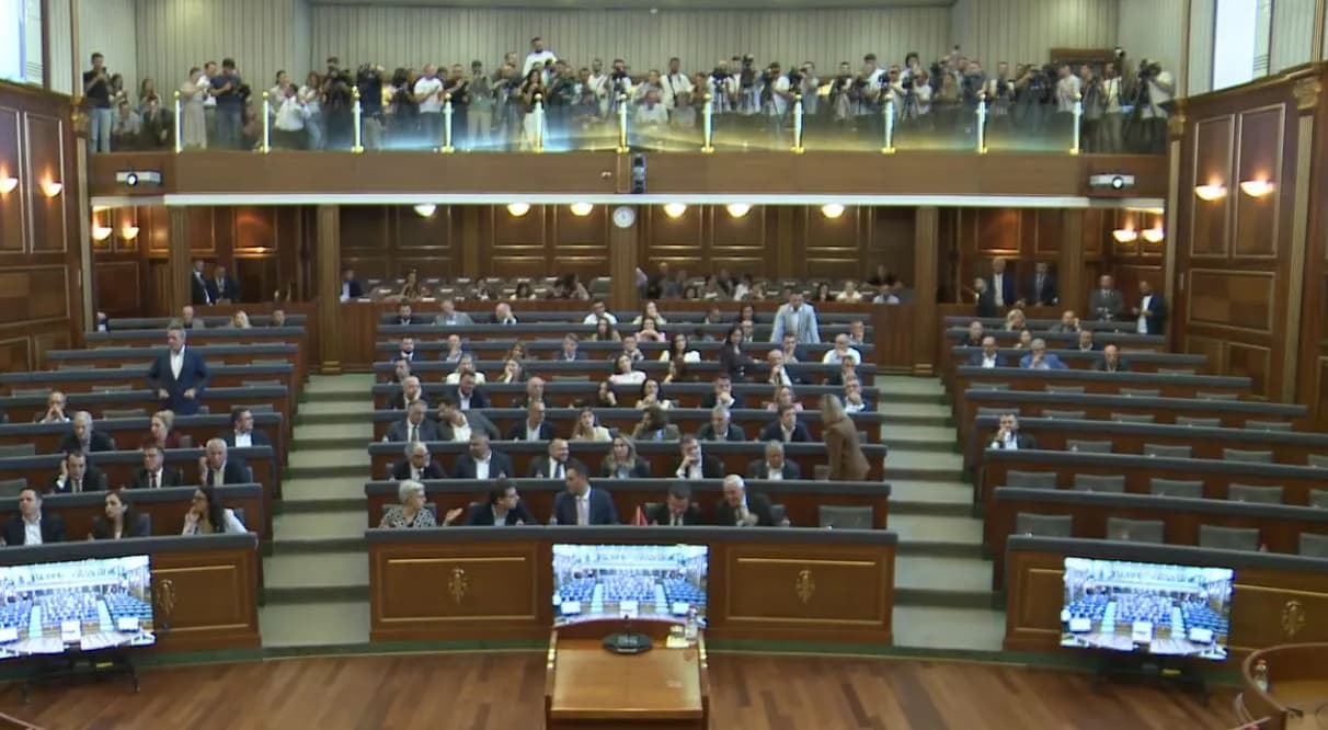 LAJMI I FUNDIT| Sërish seancë, vazhdon në orën 14:00 tentativa për konstituim të Kuvendit