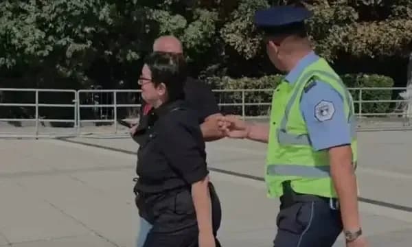 E konfirmon Policia: Suspendohet zyrtari i trafikut pas incidentit me Aida Dërgutin