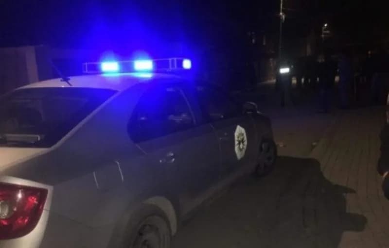 Dy të lënduar nga përleshja me thikë në Mitrovicë, arrestohet një i dyshuar