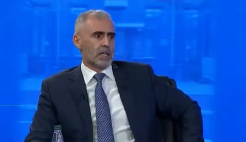 Besnik Berisha ngre alarmin, bën thirrje për protestë paqësore: Kjo është e keqja që mund t’i godasë ish-krerët në Hagë