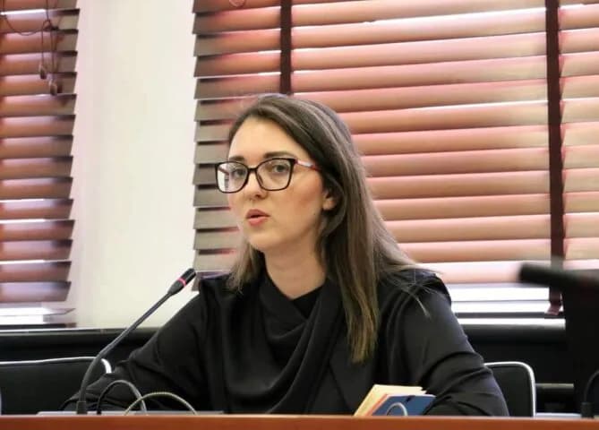 Deputetja e VV-së: PDK-ja nuk e ka luksin të kushtëzojë çështjen e presidentit me ligjin për Specialen