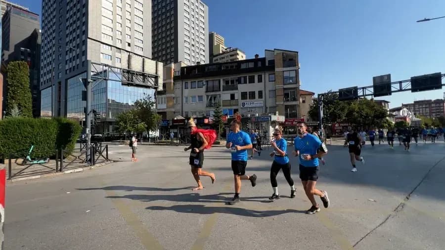 Prishtina vrapon, 1 mijë e 600 garues sfidojnë kilometrat e maratonës