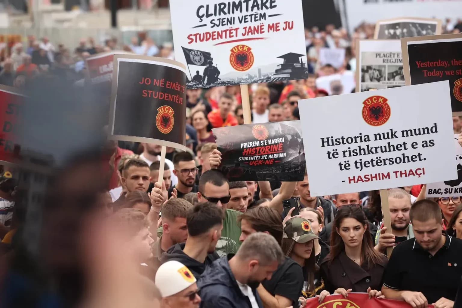 Adrian Morina, Arta Jashari e Fahri Fazliu i Ri në natën e 11-të të protestës në shesh