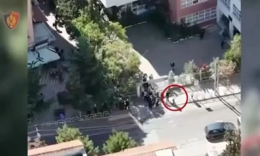 Shisnin drogë pranë shkollave në Tiranë, arrestohen 31 persona
