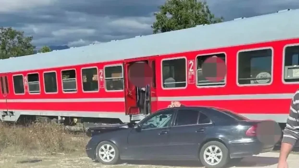 Aksident mes trenit dhe një veture në Lutogllavë të Pejës, lëndohet një person