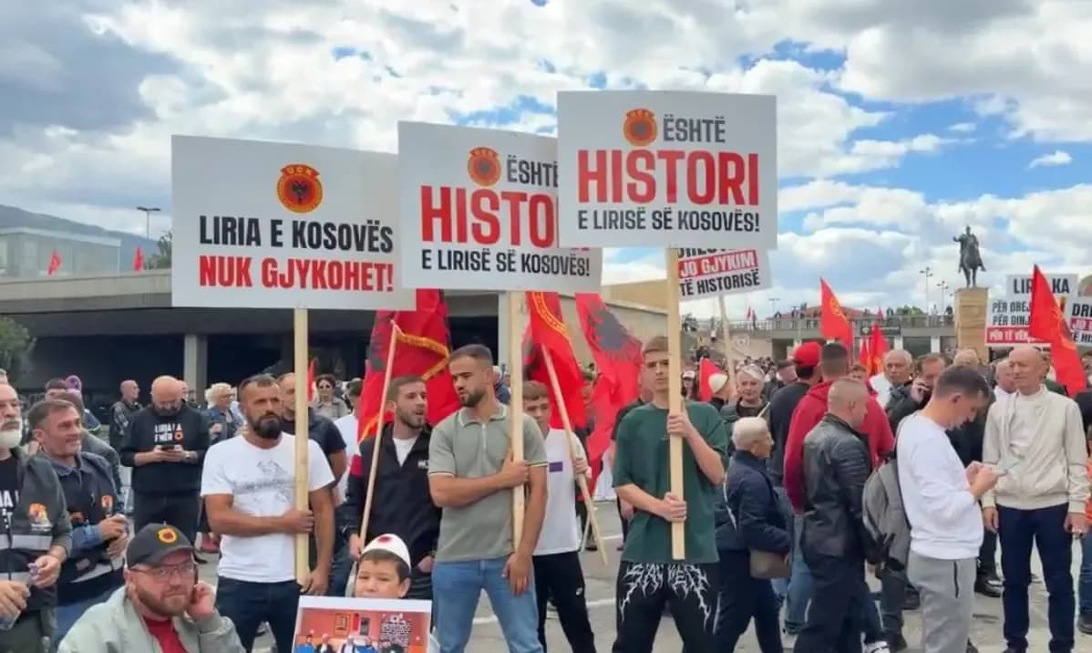 “Liria e Kosovës nuk gjykohet”, nisin të mblidhen protestuesit në Shkup