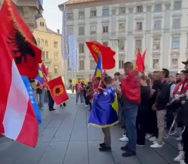 “UÇK, UÇK”, diaspora në Austri kundërshton verdiktin e Hagës
