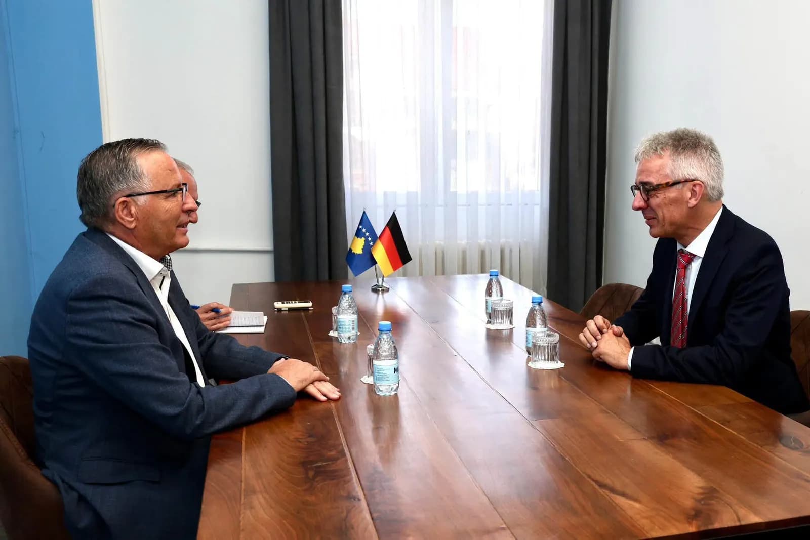Hamza pret ambasadorin Rudolph: Askush nuk mund ta vendosë vullnetin politik mbi Kushtetutën, PDK do t’i mbrojë institucionet e Republikës