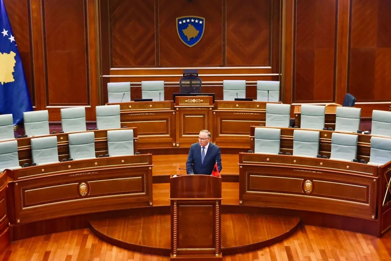 PDK dhe Aleanca akuzojnë Vetëvendosjen për shkelje të Kushtetutës, kundërshtojnë shtyrjen e seancës