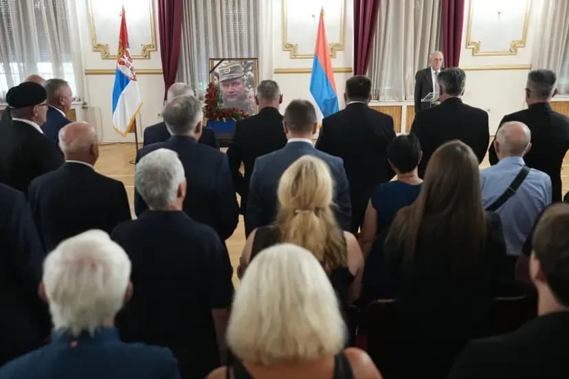 Beograd: Mbahet ceremonia përkujtimore për Mlladiqin, pjesëmarrës edhe ministri i Drejtësisë