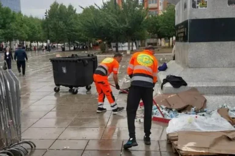 Pas brohoritjeve për liri, ekipet e “Pastrimit” pastrojnë sheshin