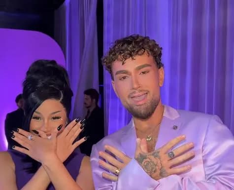 Cardi B befason shqiptarët, pozon duke bërë shqiponjën dykrenare