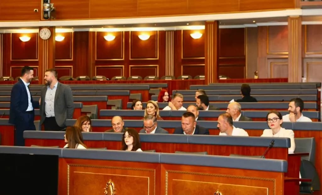 PDK mirëpret vendimin e Kushtetueses: Kuvendi të mblidhet dhe ta votojë Projektligjin për Dhomat e Specializuara
