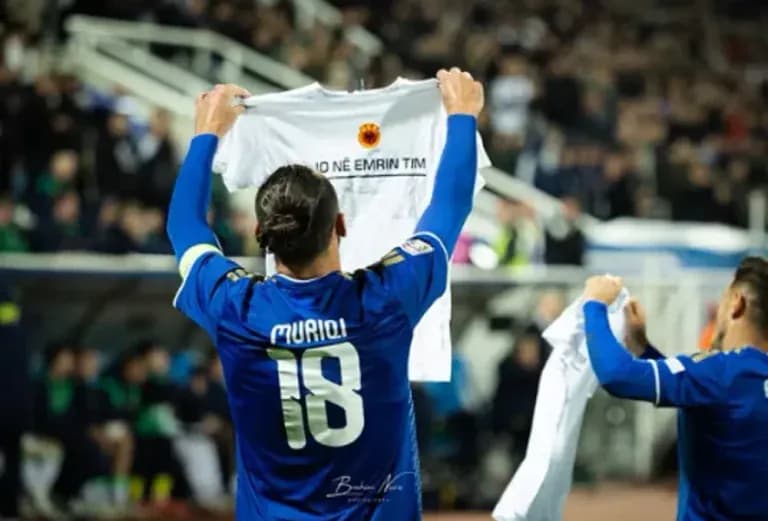 Endrit Thaçi publikon foton e Vedat Muriqit me mesazhin për çlirimtarët: Krejt Kosova UÇK!