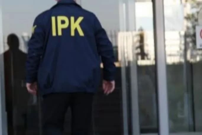 Paratë e humbura të punonjësit të aeroportit i vendosi në kutinë e donacioneve, IPK rekomandon suspendimin e policit