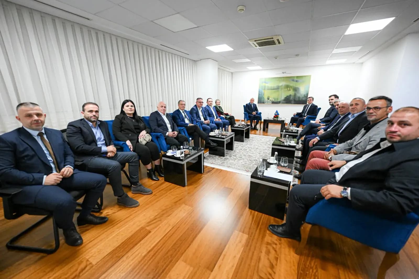 Kurti njofton se është arritur marrëveshja për “Koalicionin Shqiptar” për zgjedhjet në Serbi