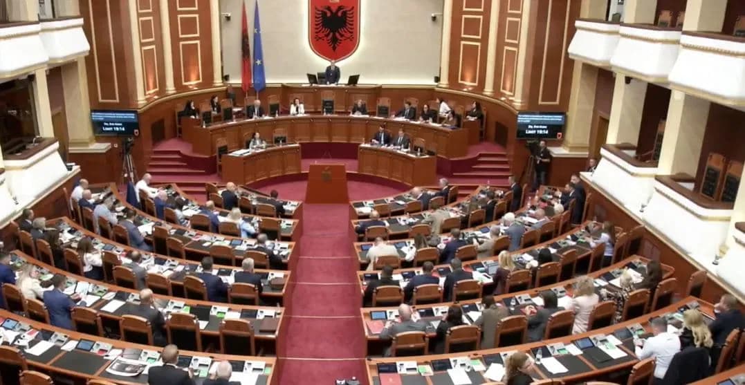 Kuvendi i Shqipërisë del me deklaratë pas aktgjykimit në Hagë: Nuk mund të barazohet agresori me viktimën