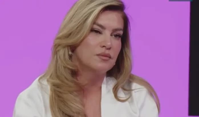 Çfarë ka në syrin e Leonorës? Këngëtarja tregon çka i ndodhi