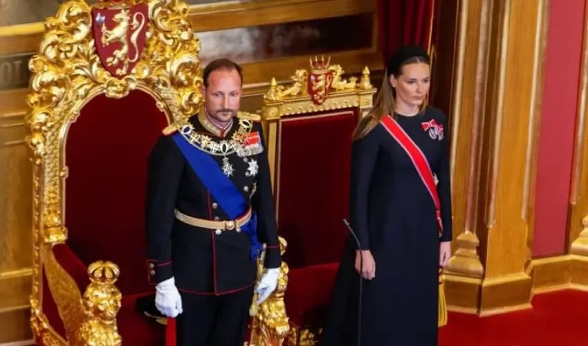 Haakon VIII betohet si mbret i Norvegjisë pas vdekjes së babait të tij