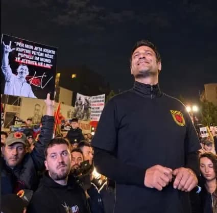 Protesta “Jo në emrin tim”, Ramë Lahaj thërret për unitet dhe bën Betimin e Ushtarit të UÇK-së