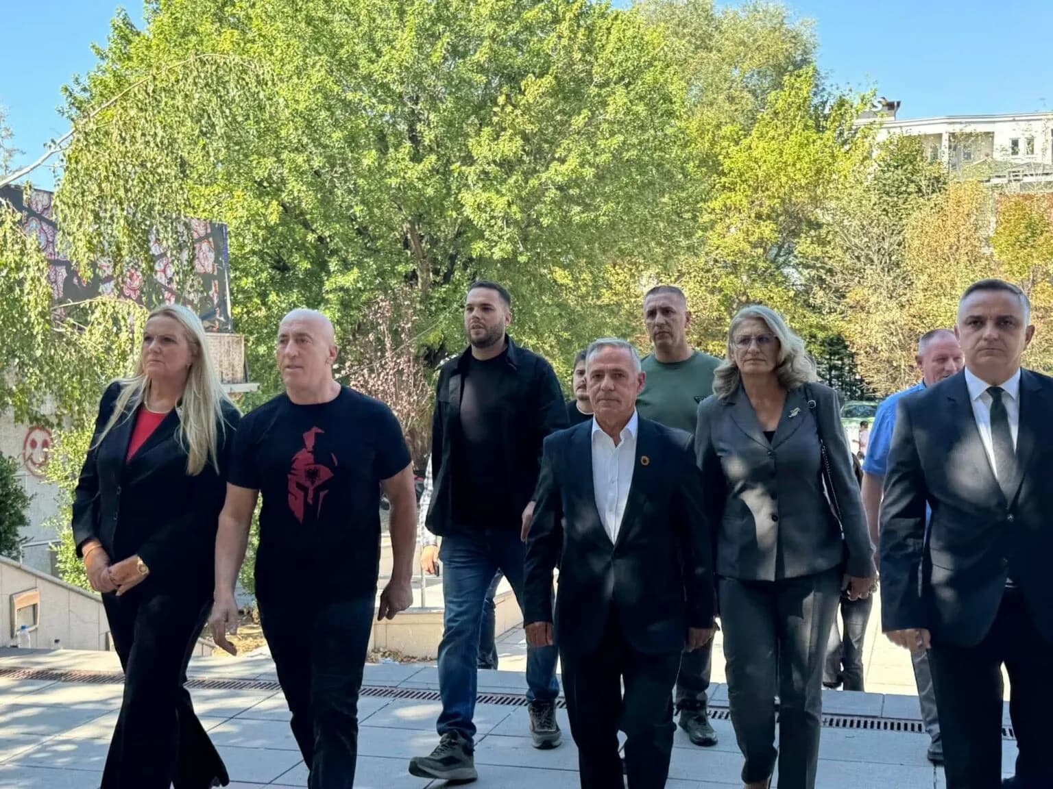 Haradinaj dhe deputetët e Aleancës mbërrijnë në shesh, pritet të nisë protesta
