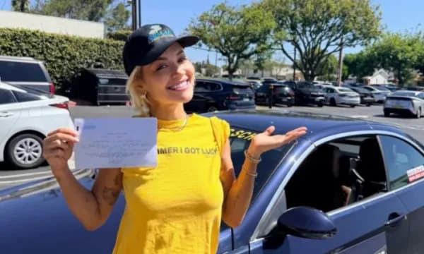 Pas 12 vitesh përpjekje, Rita Ora më në fund merr patentën e vozitjes