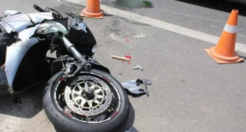 Aksident i rëndë në Cërrik, motori përplaset me shtyllën, humb jetën 21-vjeçari, plagoset pasagjeri 17-vjeçar