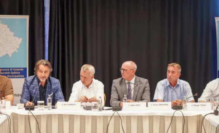 Komunat dalin sot në protestë para Qeverisë: Rama e Gjini akuzojnë Kurtin për bllokim, presion dhe centralizim