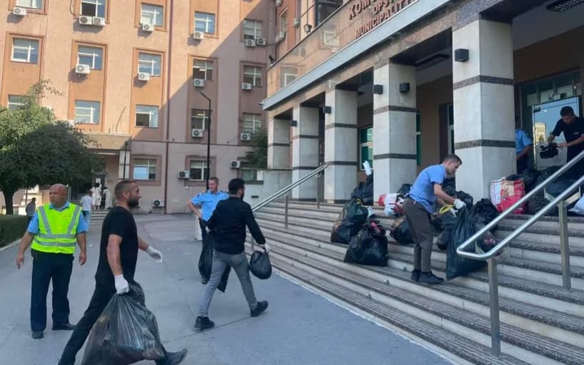 LVV me aksion simbolik para Komunës së Prishtinës, dërgon thasë me mbeturina para objektit komunal