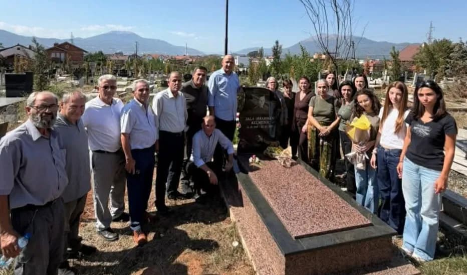 39 vjetori i rënies së dëshmorit të kombit Aziz Kelmendi,  miq e familjarë bëjnë homazhe tek varri