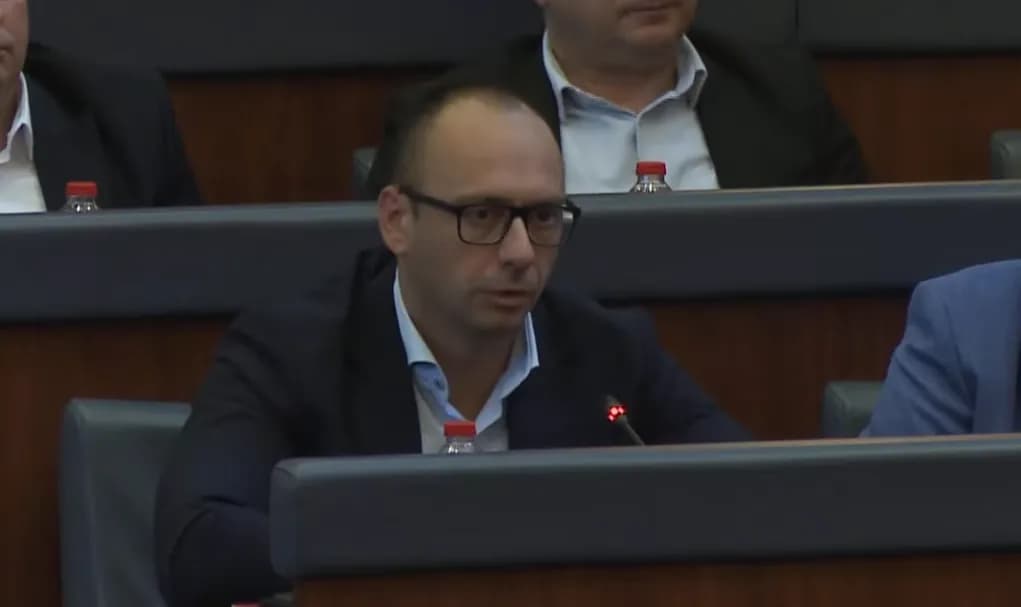 Momenti kur Igor Simiqi “në emër të popullit serb” propozoi Slavko Simiqin për nënkryetar të Kuvendit