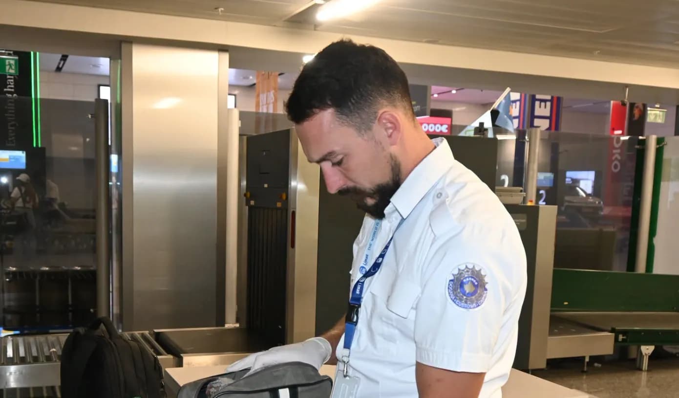 Dogana me njoftim për udhëtarët në Aeroportin e Prishtinës: Mallrat mbi 430 euro duhet të deklarohen