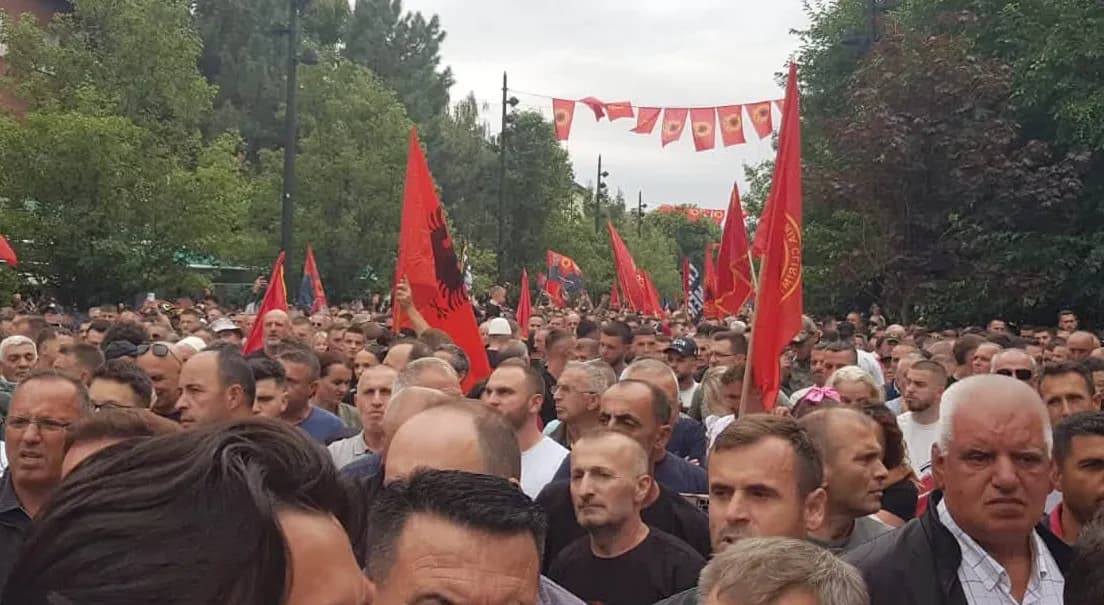 Avdullah Hoti publikon fotografi nga Marshi: Liria nuk u fal, u fitua me sakrificë
